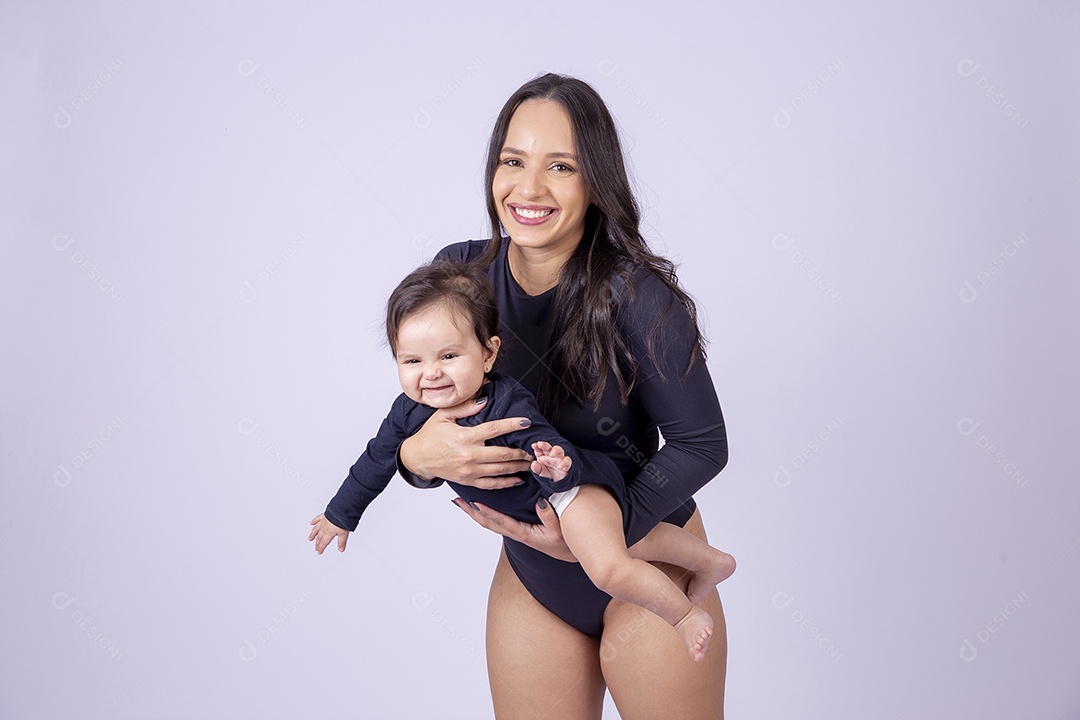 Linda mulher jovem com body preto sorridente segurando filha bebê