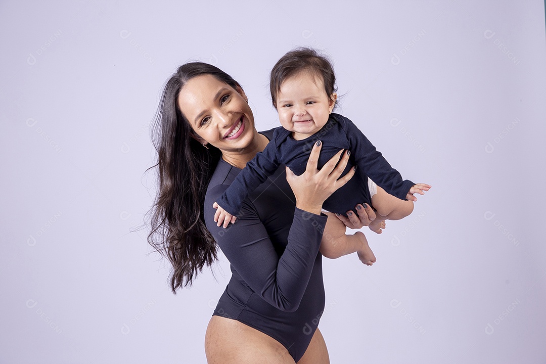 Linda mulher jovem com body preto sorridente segurando filha bebê