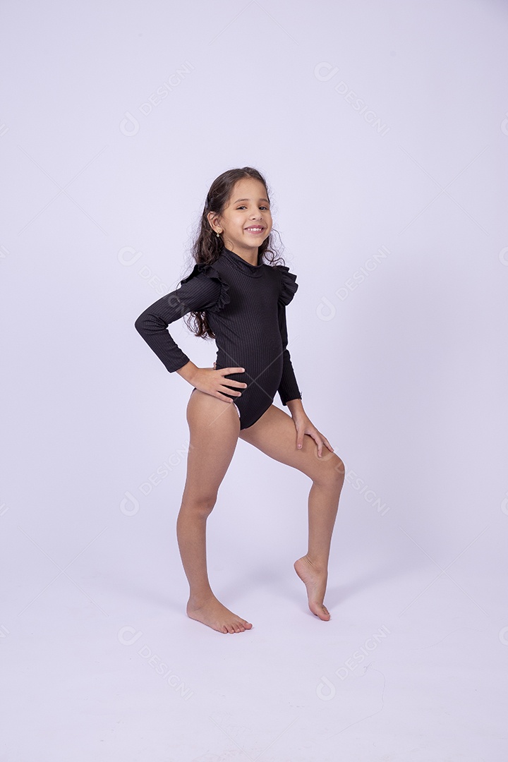 Linda garotinha com body preto sorridente em fundo branco