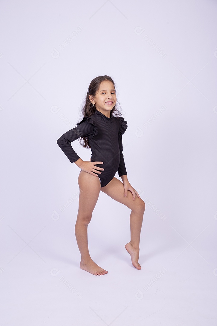 Linda garotinha com body preto sorridente em fundo branco