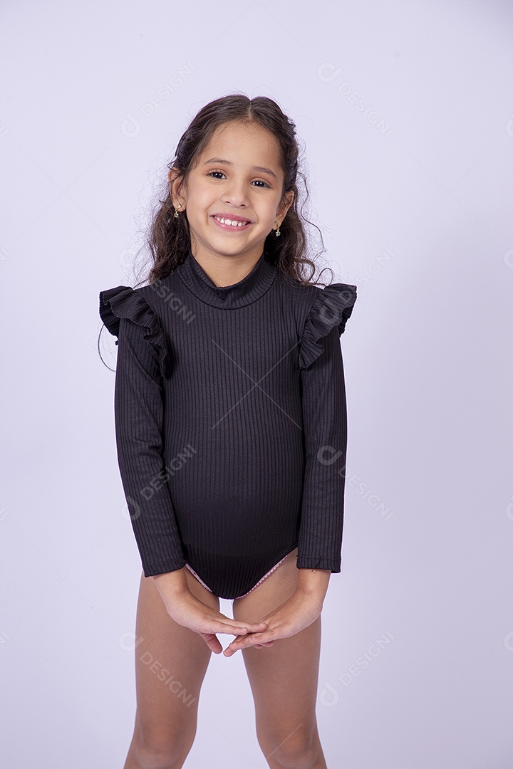 Linda garotinha sorridente com body preto