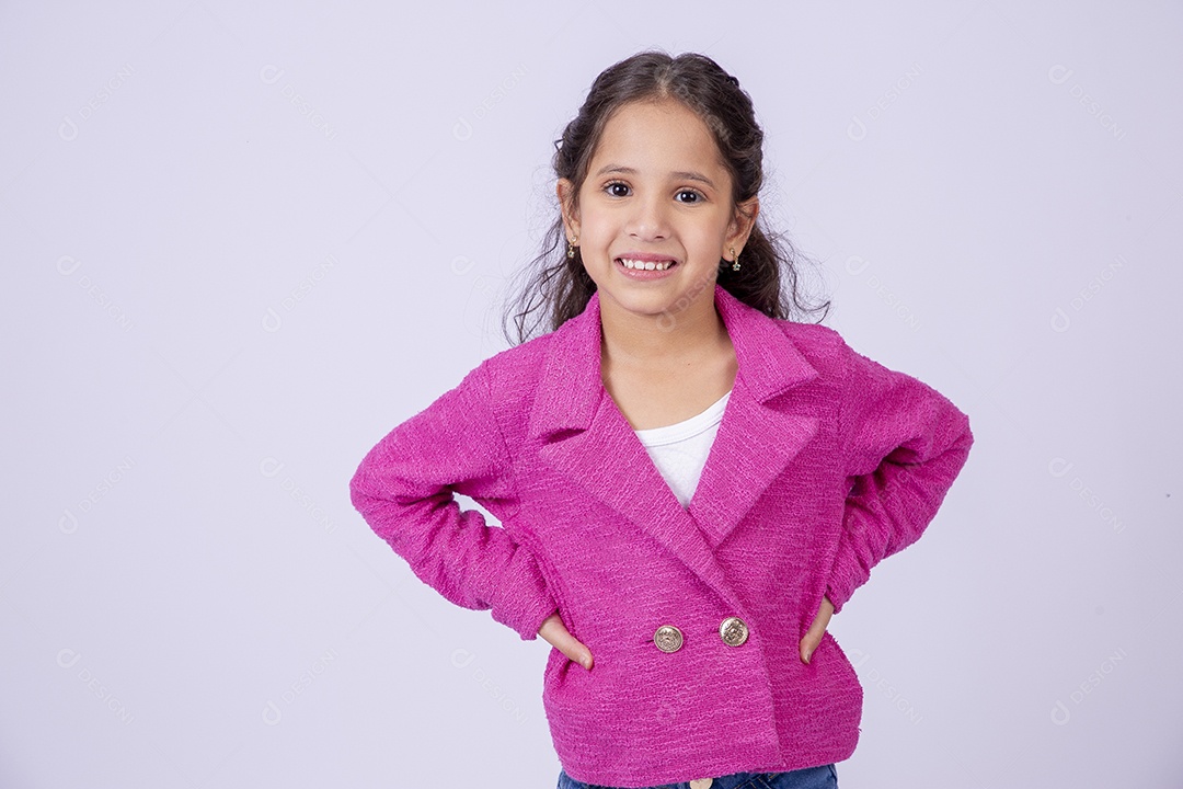 Linda garotinha sorridente com blusa de frio rosa