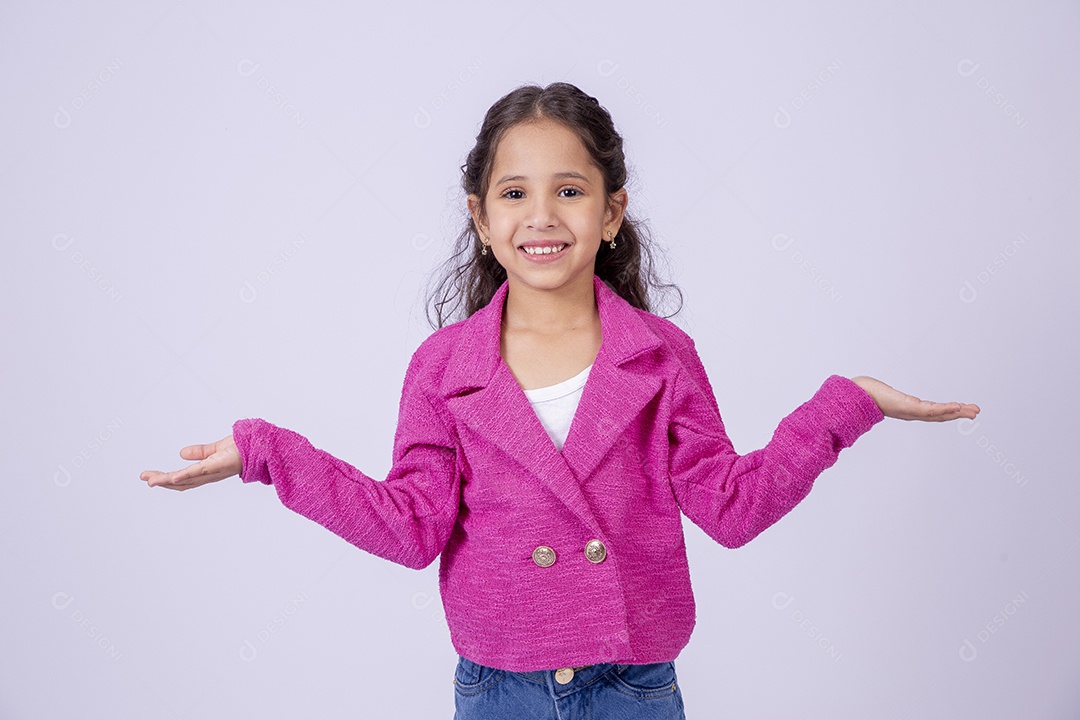 Linda garotinha sorridente com blusa de frio rosa