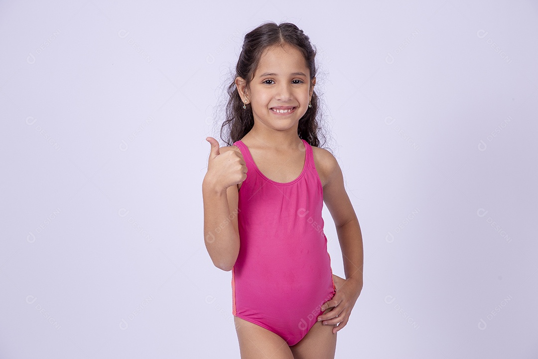 Linda garotinha sorridente com maiô rosa