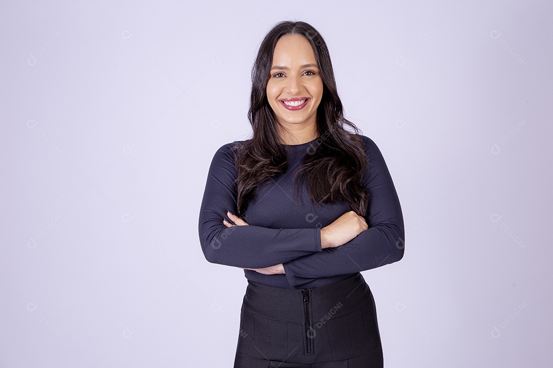 Linda mulher sorridente no estúdio em fundo branco
