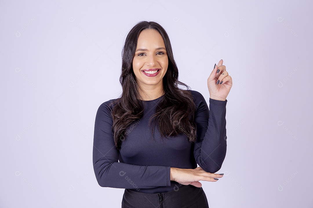 Linda mulher sorridente no estúdio em fundo branco