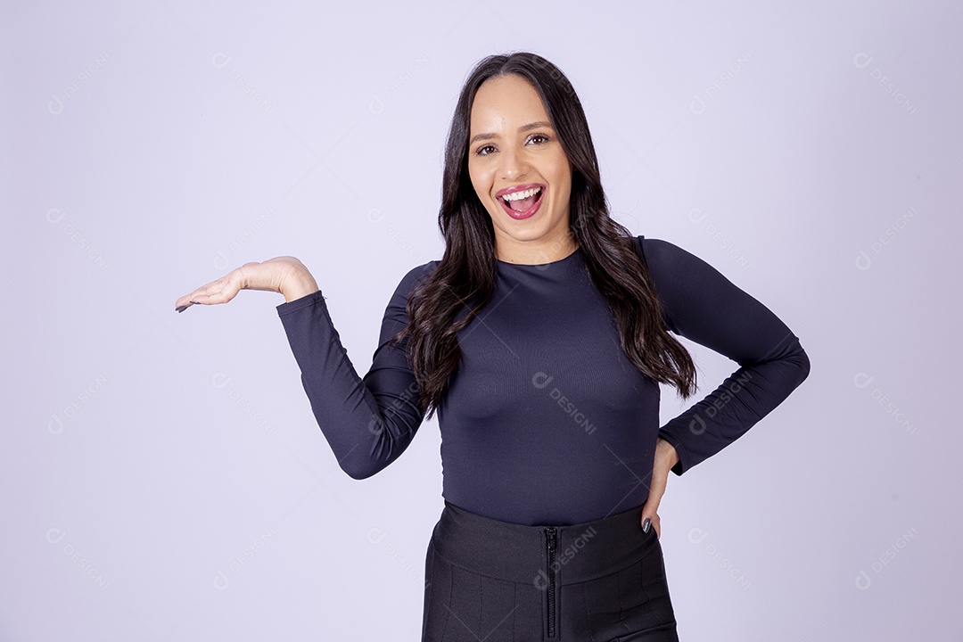 Linda mulher sorridente no estúdio em fundo branco