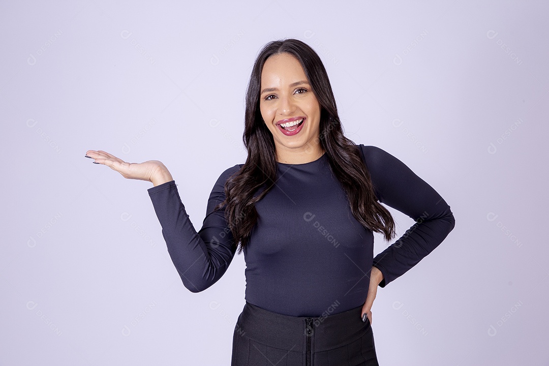 Linda mulher sorridente no estúdio em fundo branco