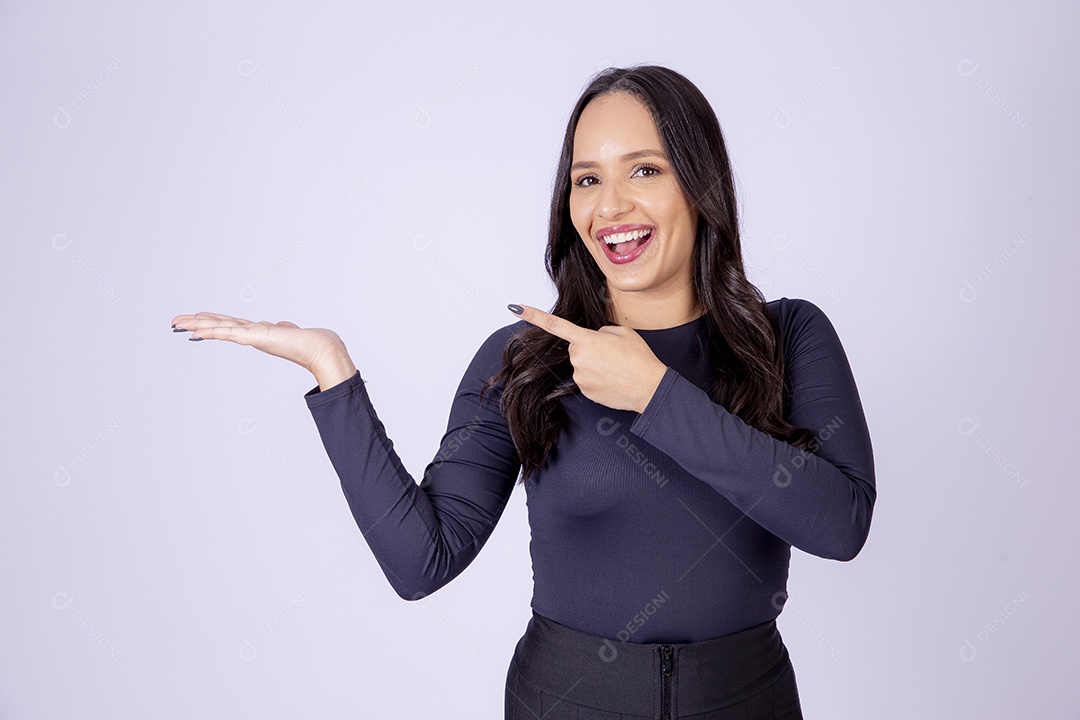 Linda mulher sorridente no estúdio em fundo branco