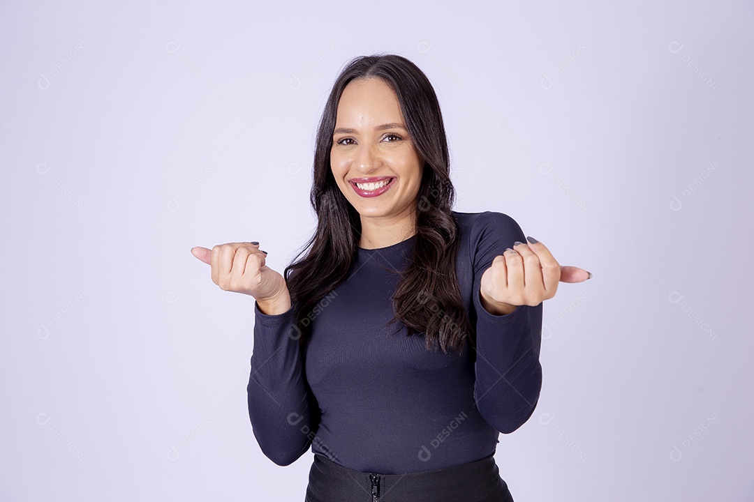 Linda mulher sorridente no estúdio em fundo branco