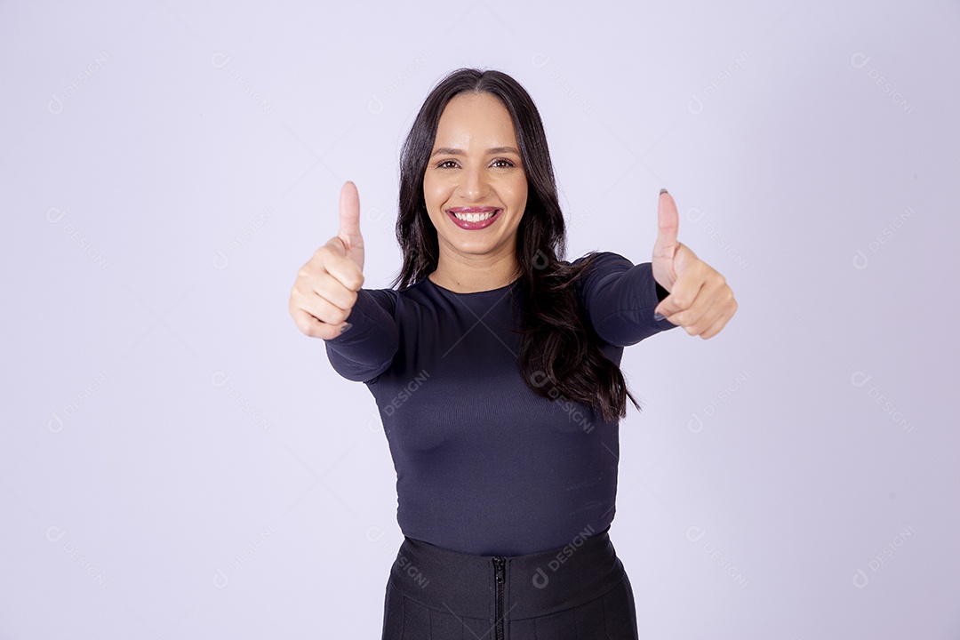 Linda mulher sorridente no estúdio em fundo branco