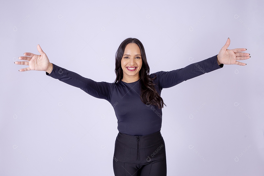 Linda mulher sorridente no estúdio em fundo branco