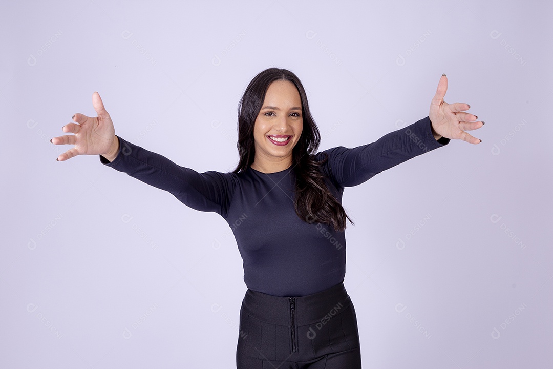 Linda mulher sorridente no estúdio em fundo branco
