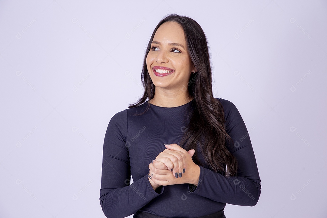 Linda mulher sorridente no estúdio em fundo branco