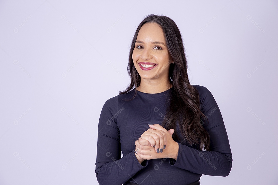 Linda mulher sorridente no estúdio em fundo branco