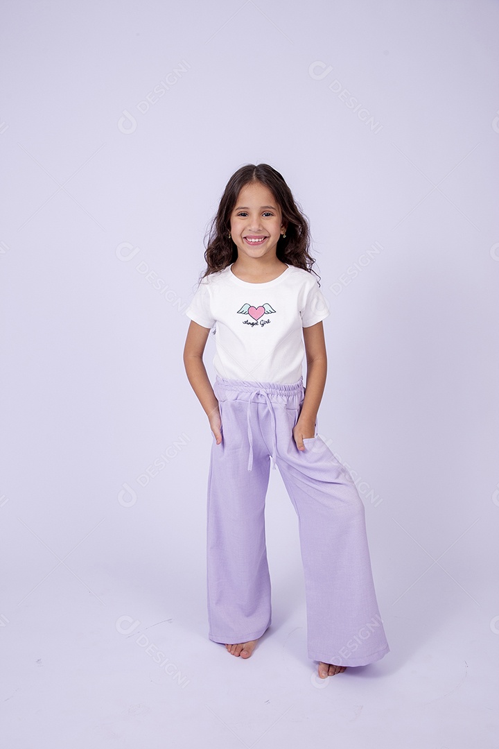 Linda garotinha sorridente estilosa em fundo branco