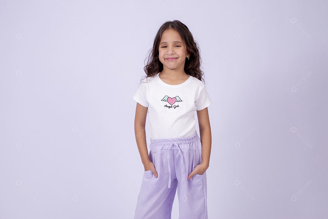 Linda garotinha sorridente estilosa em fundo branco