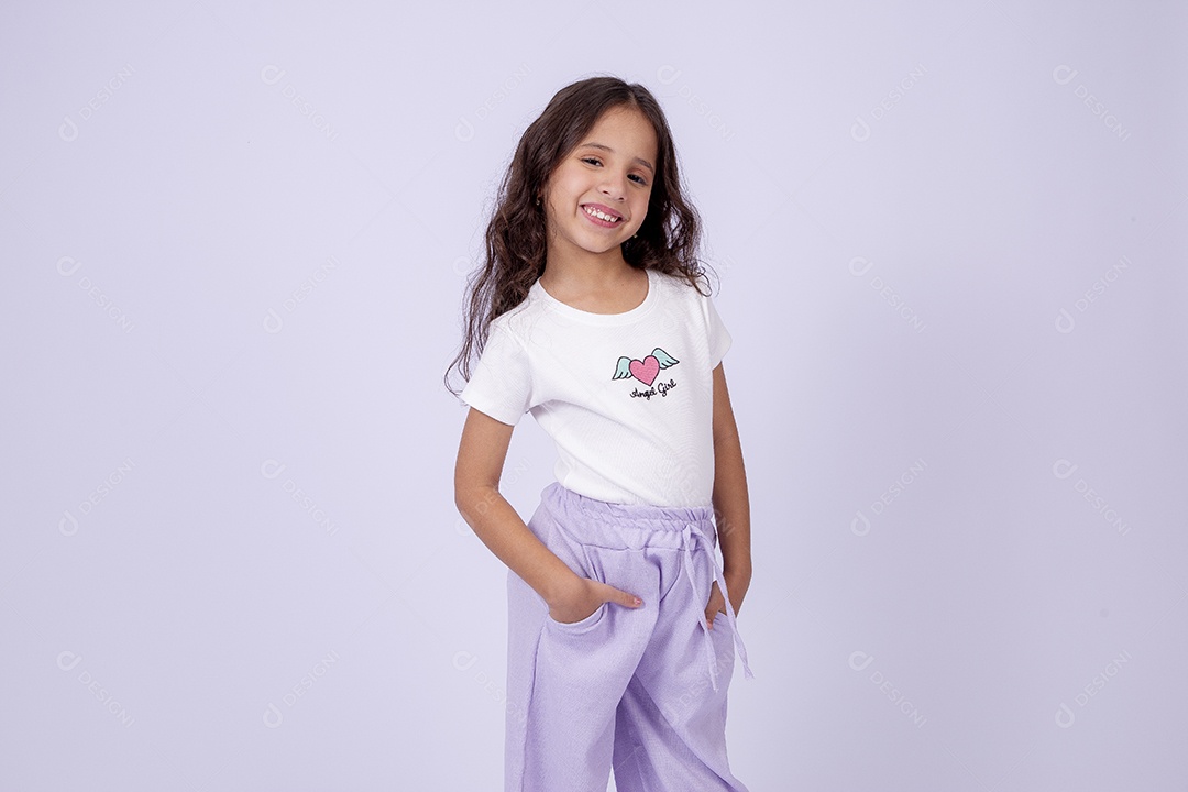 Linda garotinha sorridente estilosa em fundo branco