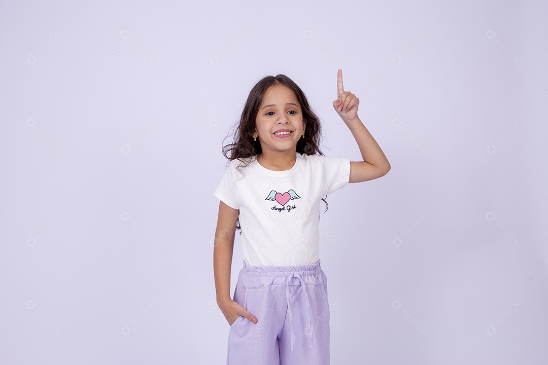 Linda garotinha sorridente estilosa em fundo branco