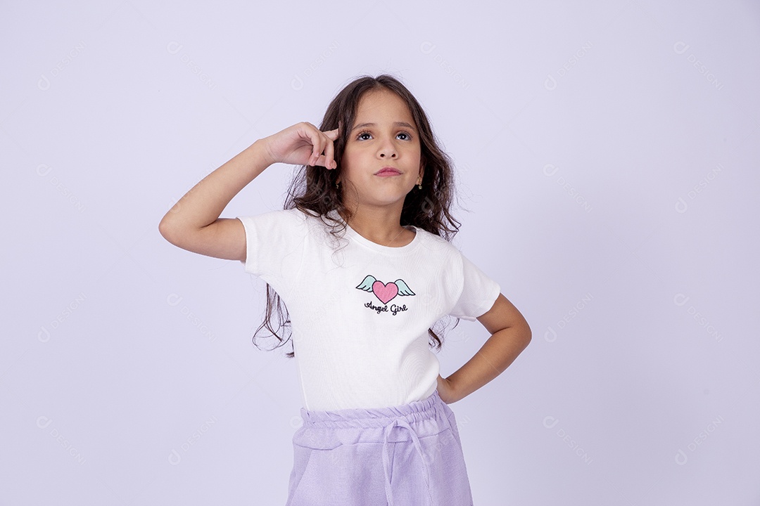 Linda garotinha sorridente estilosa em fundo branco