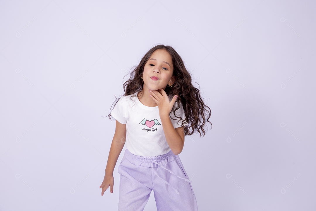 Linda garotinha sorridente estilosa em fundo branco