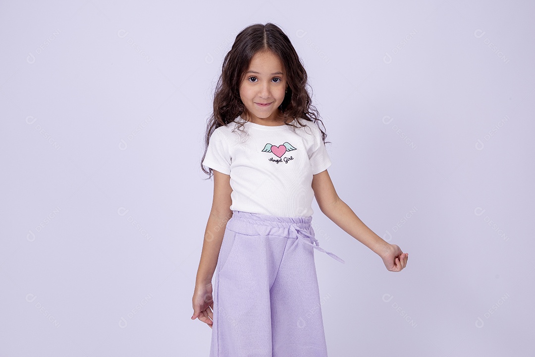 Linda garotinha sorridente estilosa em fundo branco