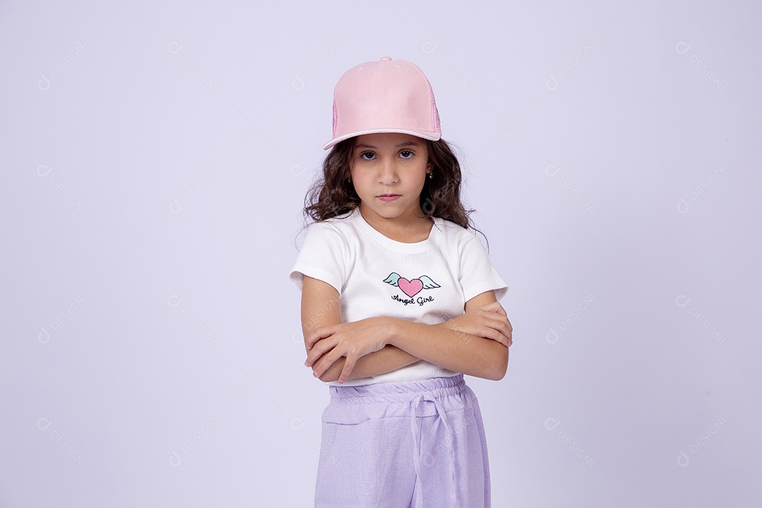 Linda garotinha sorridente estilosa em fundo branco