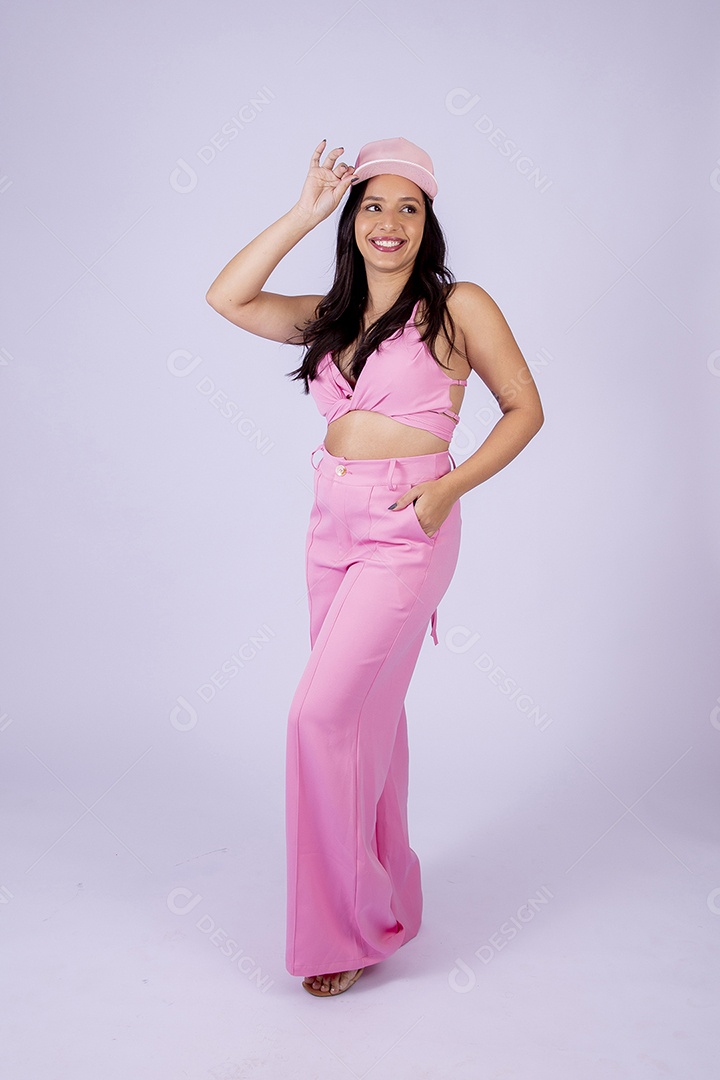 Linda mulher estilosa com boné rosa