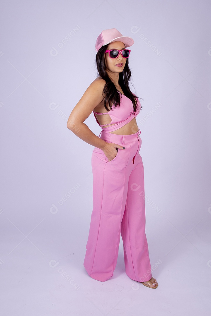 Linda mulher com boné e óculos rosa