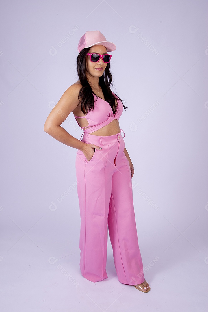 Linda mulher com boné e óculos rosa