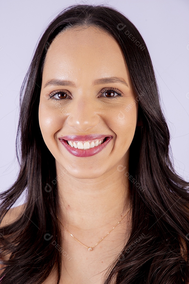 Linda mulher sorridente no estúdio em fundo branco