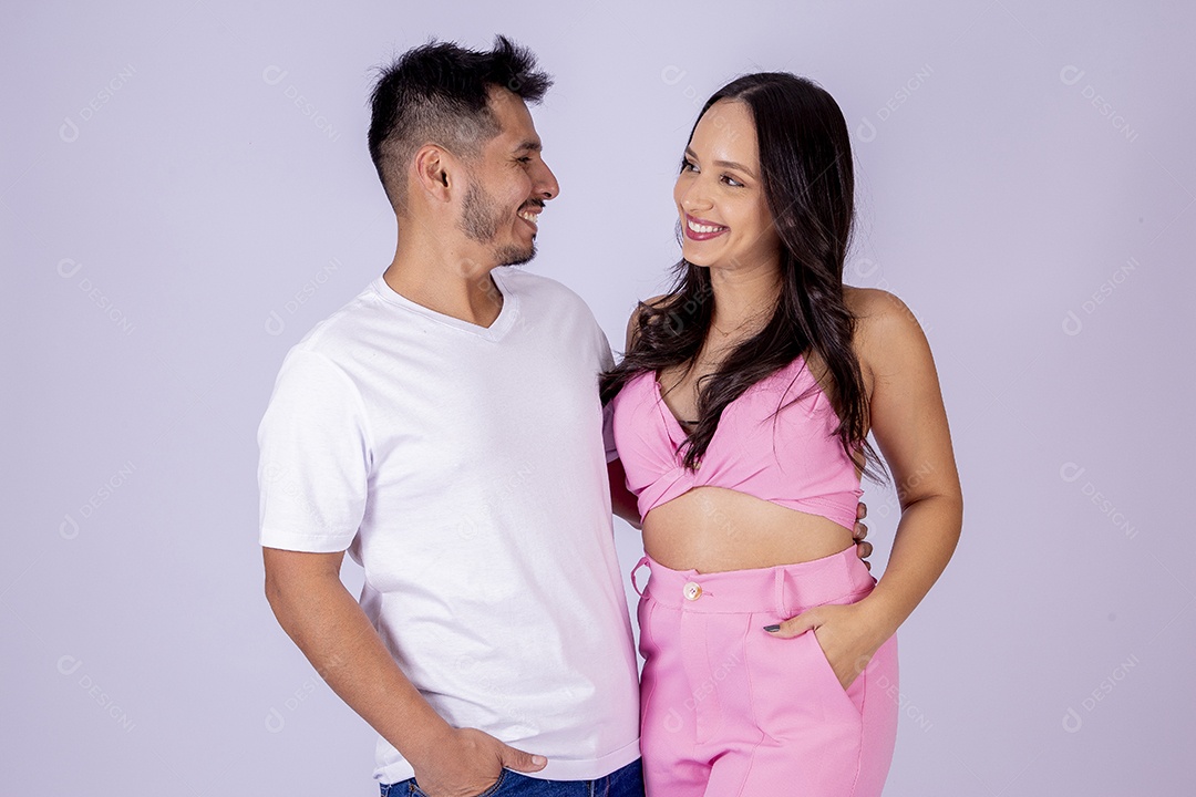 Lindo casal sorridente no estúdio em fundo branco