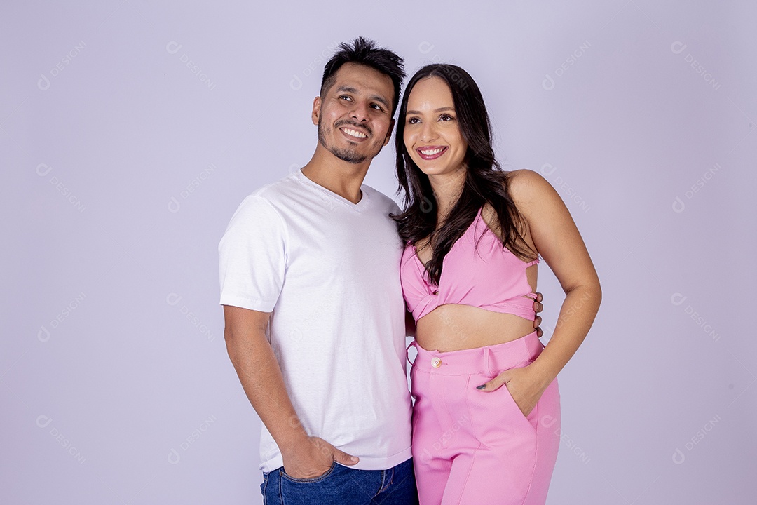 Lindo casal sorridente no estúdio em fundo branco