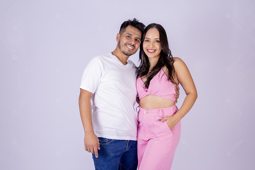 Lindo casal sorridente no estúdio em fundo branco