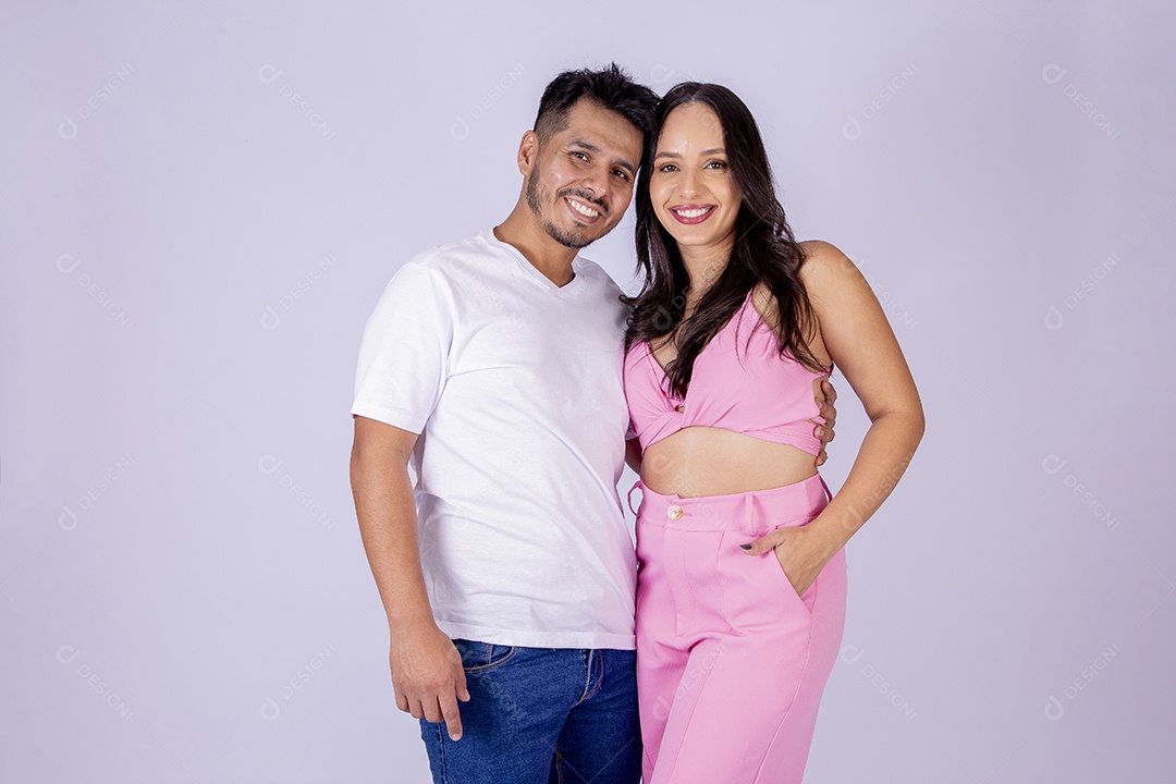 Lindo casal sorridente no estúdio em fundo branco