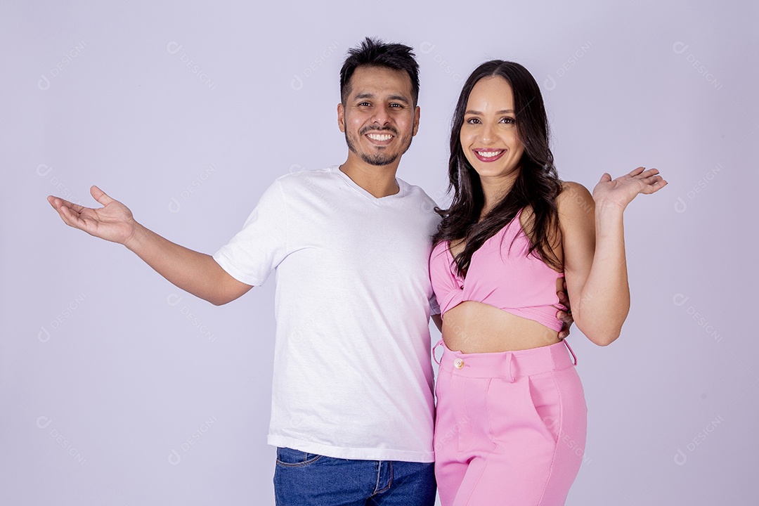 Lindo casal sorridente no estúdio em fundo branco