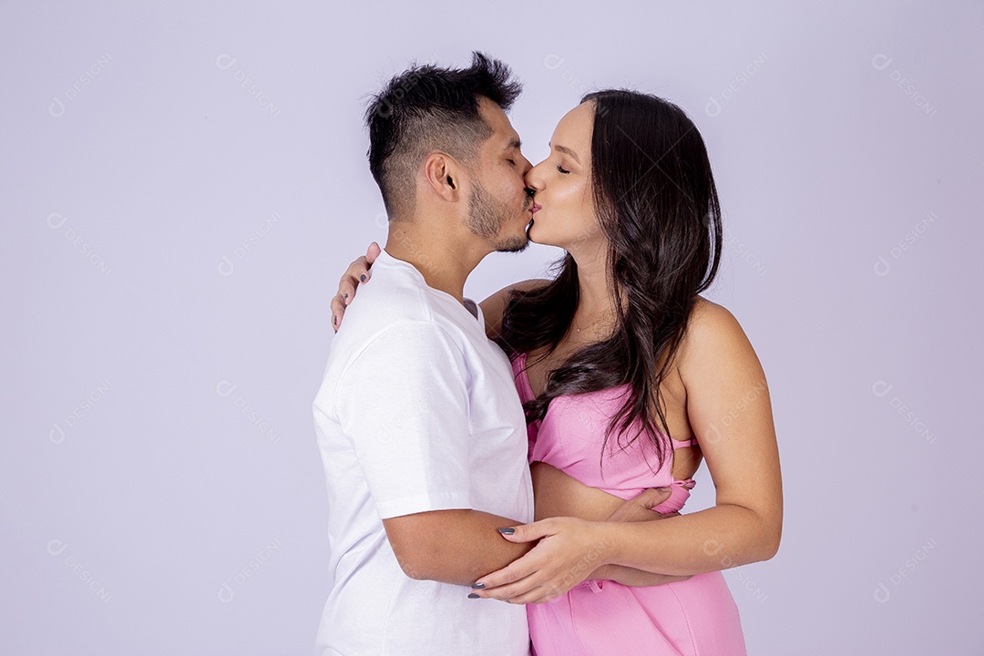 Lindo casal sorridente no estúdio em fundo branco