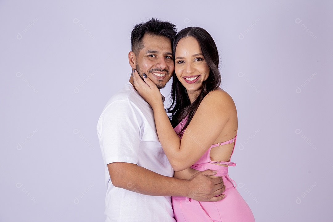 Lindo casal sorridente no estúdio em fundo branco