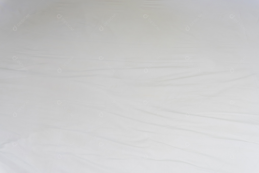 Lençol ou cobertor branco amassado ou enrugado com padrão após o uso do hóspede foi levado no hotel