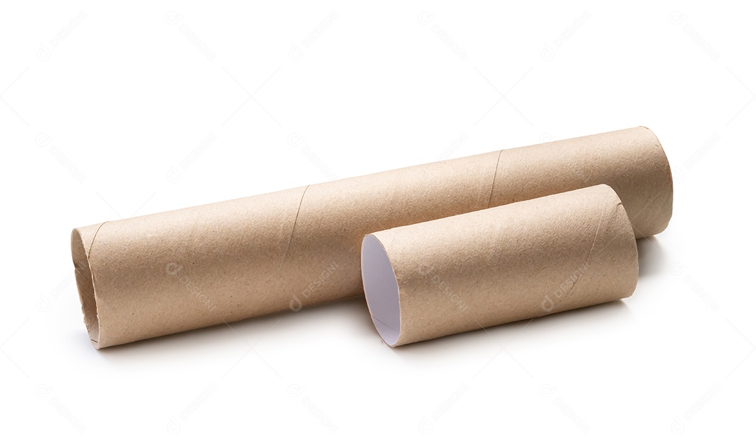 Núcleos de papel de seda longos e curtos são isolados no fundo branco com traçado de recorte