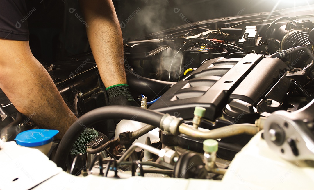 Mecânico de automóveis trabalhando em um motor de carro