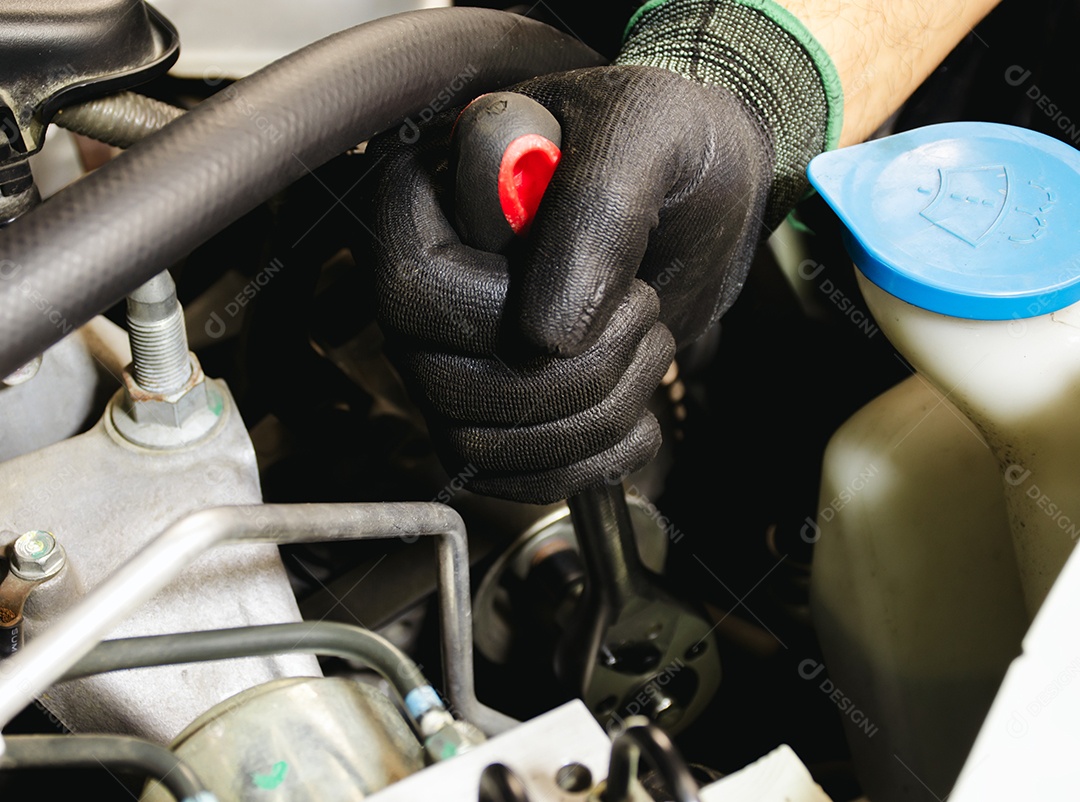 Mecânico de automóveis trabalhando em um motor de carro