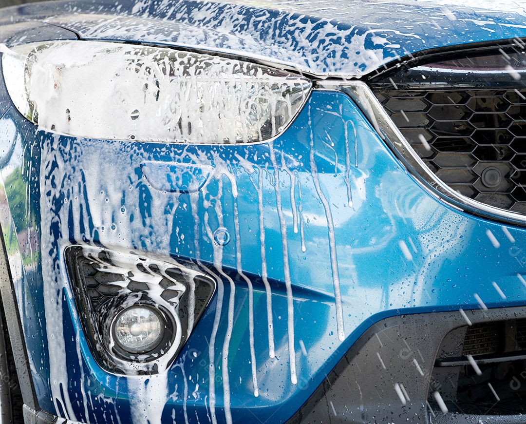 Lavagem de carro azul com espuma de sabão branca