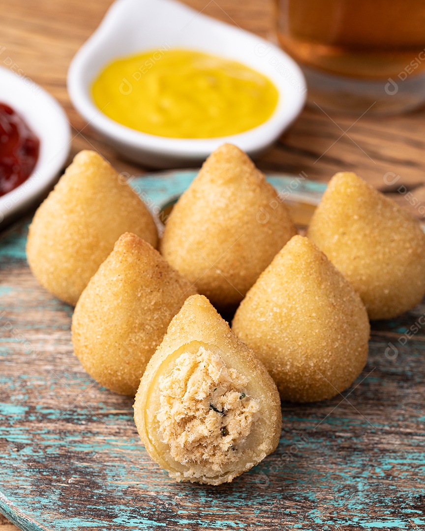 Coxinha de lanche típico brasileiro em um prato