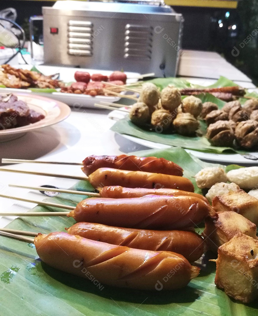 Salsicha no palito comida típica sobre a mesa