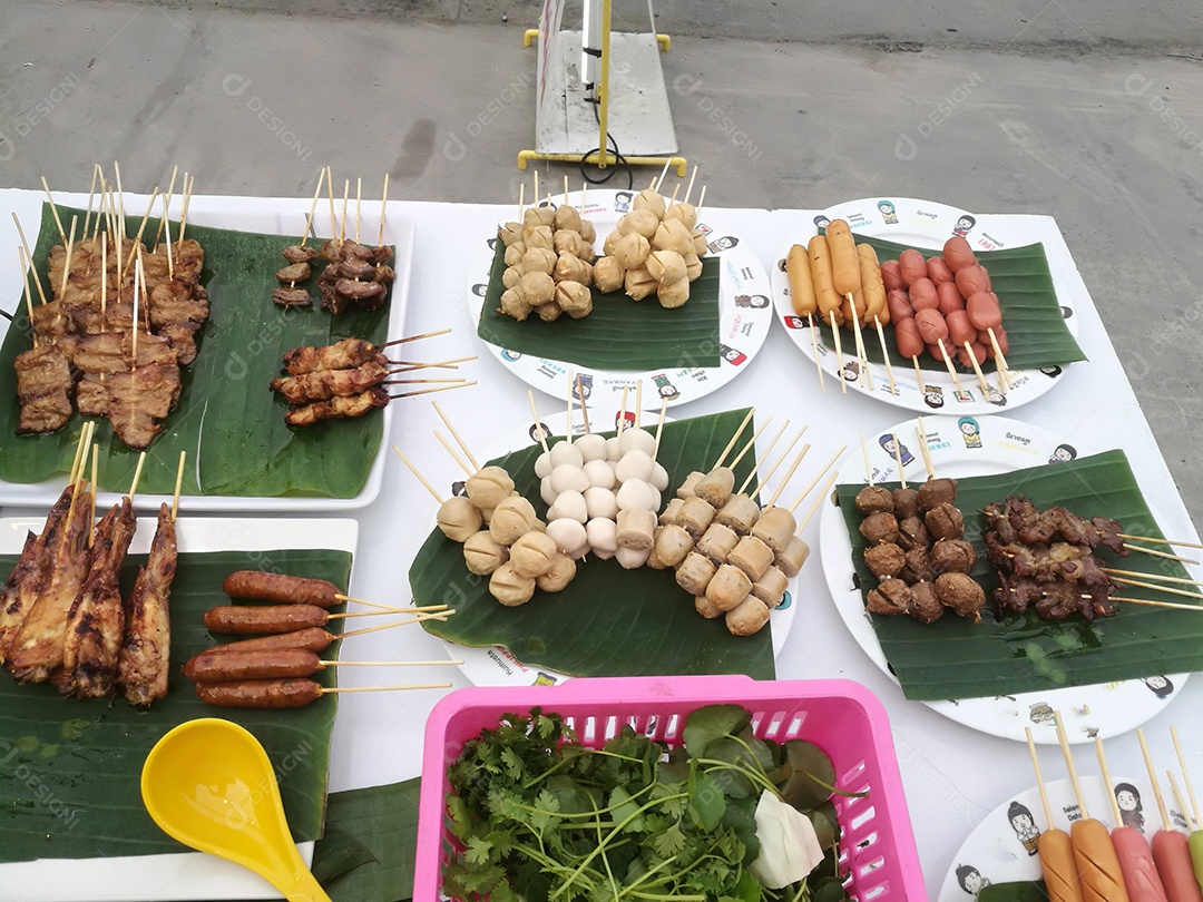 Espetos de frango comida típica sobre a mesa