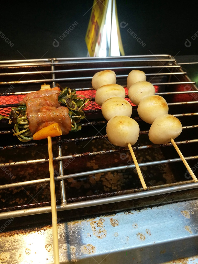 Comida de rua japonesa, bolinhos de mochi no palito