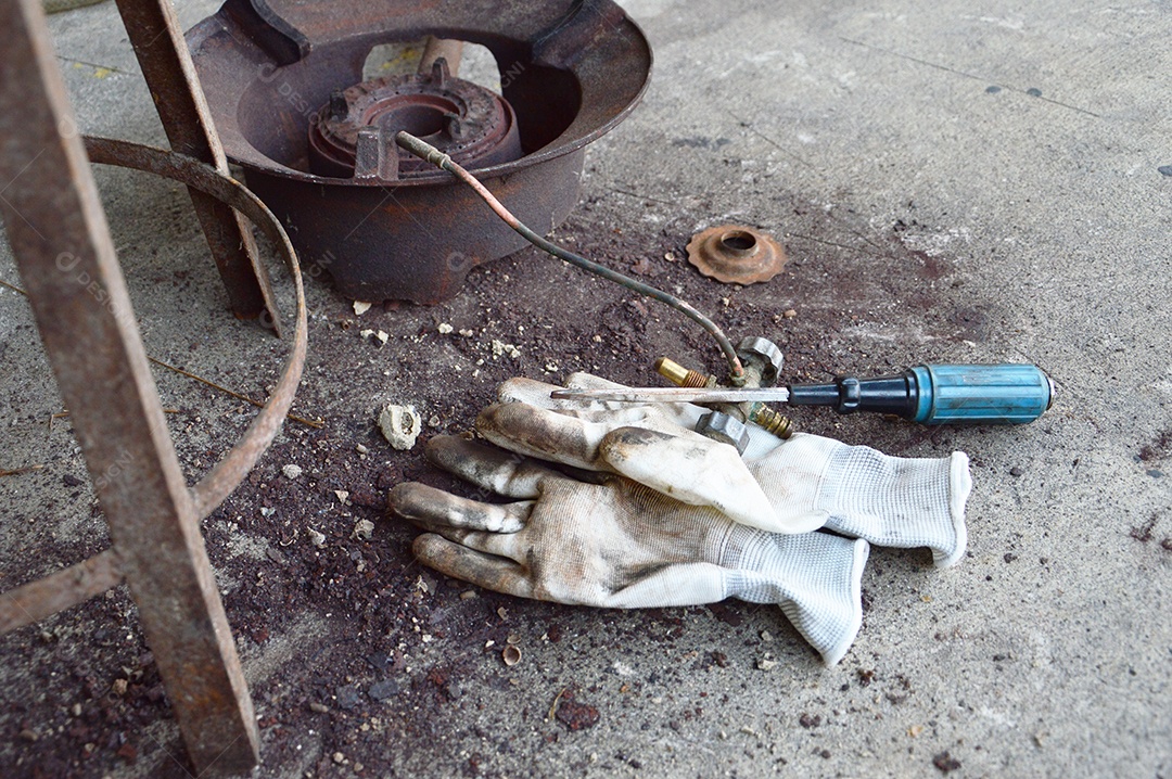 Luvas brancas de um mecânico