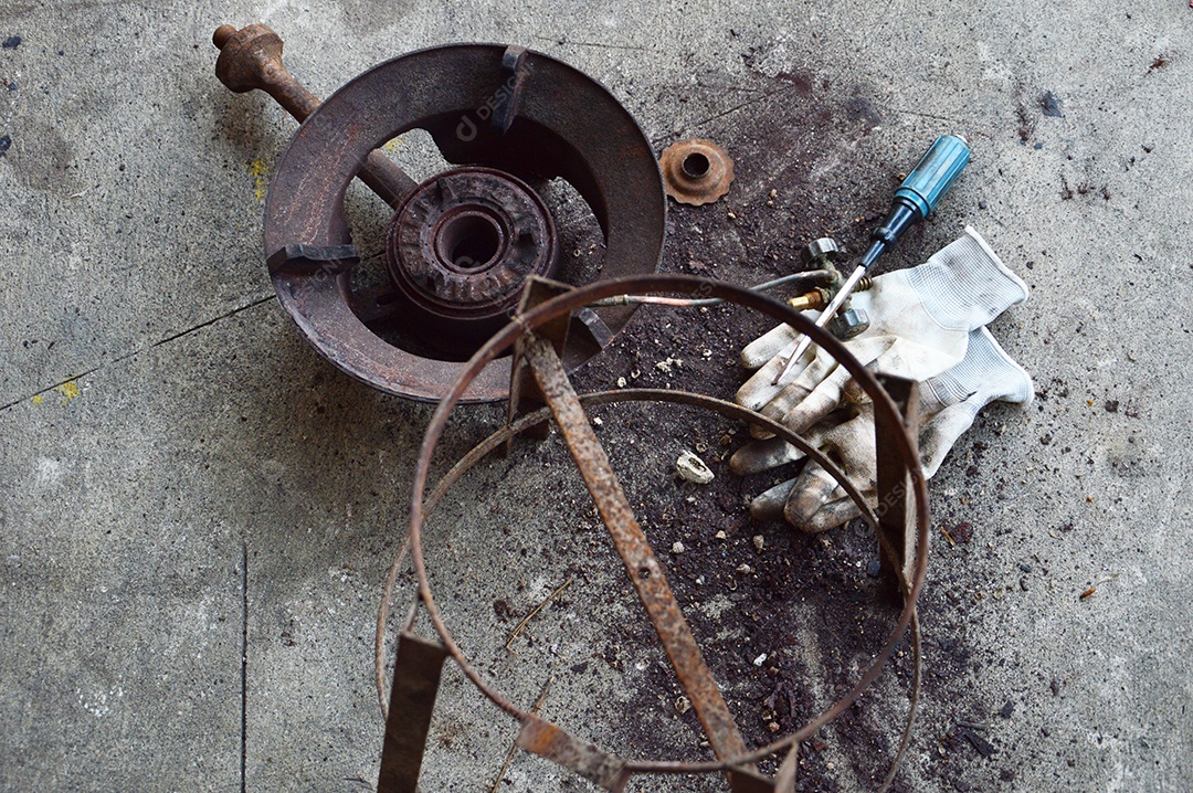 Luvas brancas de um mecânico