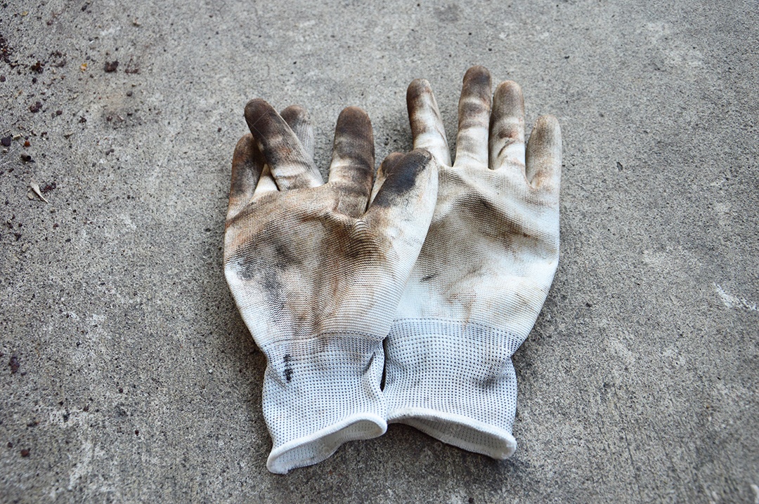 Luvas brancas de um mecânico